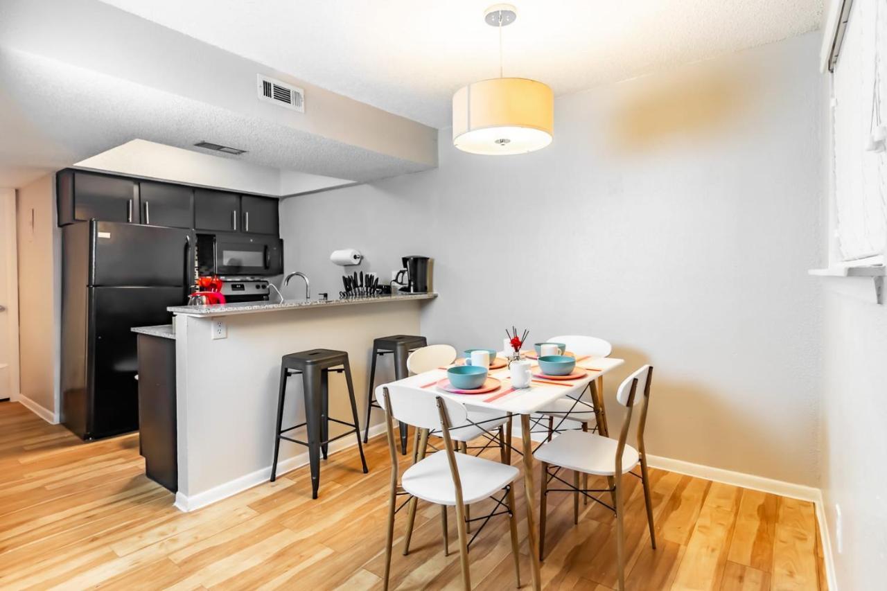 Efficiency 2Br King Bed Suites Next To Downtown Остин Экстерьер фото