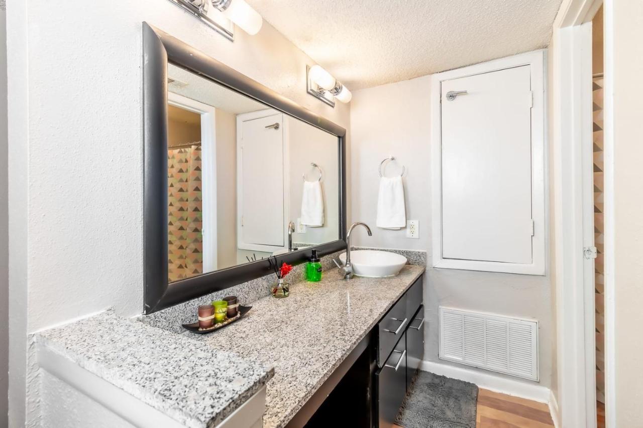 Efficiency 2Br King Bed Suites Next To Downtown Остин Экстерьер фото